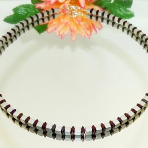 traumschmuck Collier 052. Würfelkette Würfel Hämatit matt grau Spacer bordeaux (Geschenk, Muttertag, Weihnachten, Geburtstag, Valentinstag, incl. Schmuckbox), handgefertigt, Made in Germany